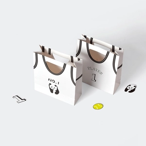 Sacchetto regalo creativo in carta bianca a forma di maglia panda con design sportivo