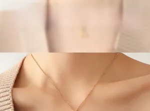 Vue détaillée du pendentif lettre A sur une chaîne de collier en acier titane plaqué or 18k