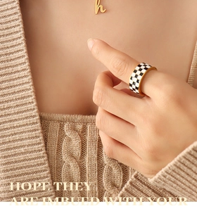 Détail du collier pendentif H plaqué or 18 carats avec bague émaillée à damier noir et blanc