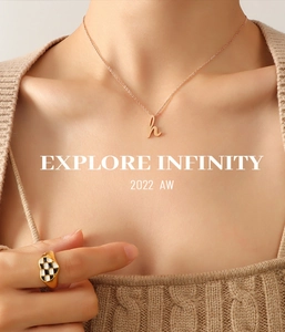 Détail du collier pendentif lettre H et bague cœur à damier avec finition dorée