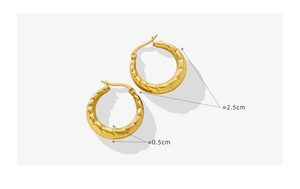 Dettaglio di orecchini a cerchio a U placcati oro 18K con diametro 2,5 cm e larghezza 0,5 cm