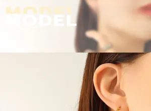 Modella che indossa orecchini a cerchio a U geometrici in acciaio placcato oro 18K