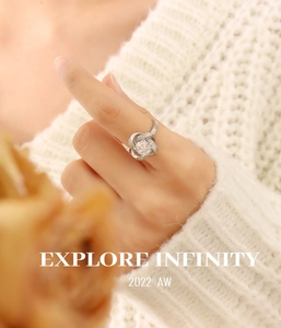Gros plan d'une bague en argent avec motif infini en zircone portée à la main