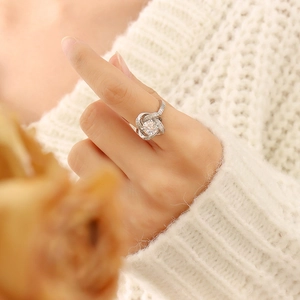 Bague classique en argent avec zircon étincelant portée sur la main d'une femme