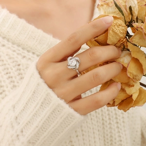Bague noeud argentée élégante avec pierre en zircon portée par femme sur pull en maille