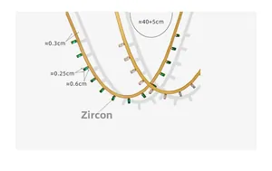 Détail du collier chaîne serpent doré avec zircons verts et dimensions indiquées
