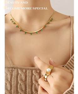 Détail du collier chaîne serpent plaqué or 18 carats avec pendentifs émeraudes