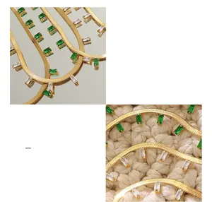 Détail du collier chaîne serpent en titane doré 18 carats avec zircons blancs et verts