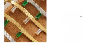 Vue macro des chaînes serpent en or et argent avec pendentifs rectangulaires en zircon