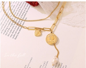 Détail du collier doré multicouche avec pendentif pièce reine et perle baroque