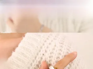 Détail d'une bague ouverte dorée minimaliste avec une pierre rectangulaire blanche