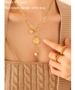 Détail du collier double couche plaqué or 18K avec portrait de reine et perle