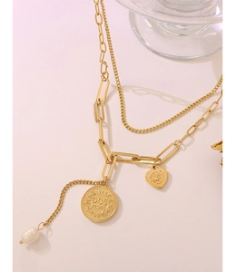Vue détaillée du collier double couche doré avec médaille portrait perle et cœur