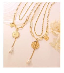 Vue détaillée du collier superposé plaqué or 18K avec pièce de monnaie et perle baroque