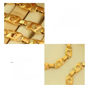 Détail macro du bracelet en acier titane plaqué or 18 carats à fleurs évidées