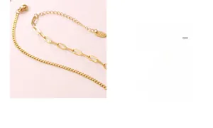 Détails de la chaîne en acier titane plaqué or 18K avec fermoir mousqueton et gravure K18