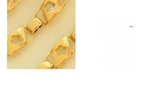 Détail macro du bracelet à chaîne dorée avec des maillons de pétales évidés