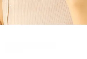 Détail du tissu en maille côtelée beige montrant la finition de bordure artisanale