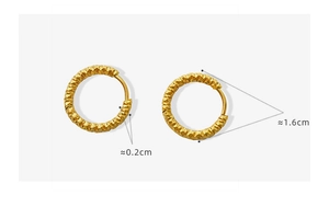 Détail de boucles d'oreilles créoles plaquées or 18K avec texture gaufrée et dimensions