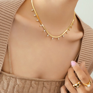 Collier maille serpent plaqué or avec zircons rectangulaires sur un mannequin en maille