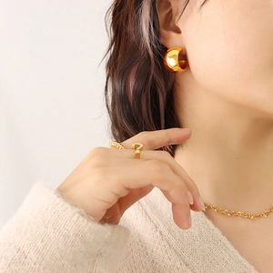 Boucles d'oreilles créoles C dorées et brillantes avec bagues et collier minimalistes