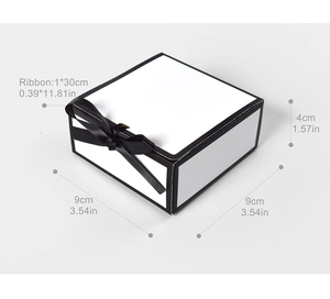 Dettaglio scatola regalo bianca quadrata 9x9x4cm con fiocco nero e misure del prodotto