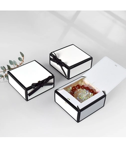 Scatola regalo per gioielli bianca minimalista con fiocco nero e carta iridescente
