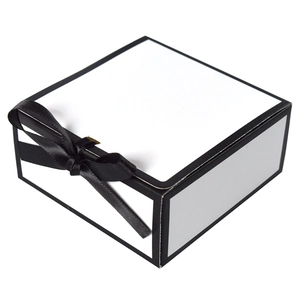 Scatola regalo quadrata bianca minimalista con bordo nero e fiocco in nastro di raso