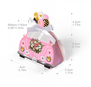 Detailweergave van de roze vlinder trouwauto geschenkdoos met LOVE-print en afmetingen