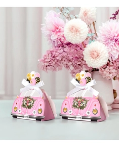 Detail van roze vintage auto geschenkdoos met witte satijnen strik en bloemen