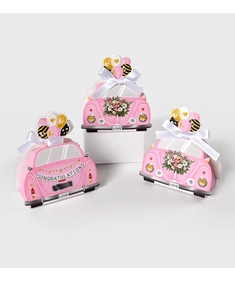 Detail van roze trouwauto geschenkdozen met bloemenprint en strik voor lippenstiften