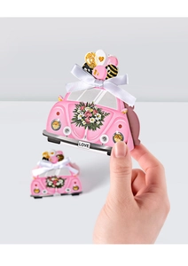 Detail van roze vintage auto geschenkdoos met zijden strik en LOVE nummerplaat