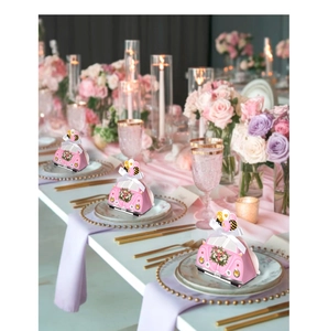 Gedetailleerde roze trouwauto geschenkdoos met zijden strik en Love print op tafel