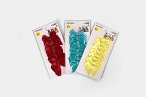 Detalle de lazos de raso para regalo en rojo, azul y amarillo con cables de amarre