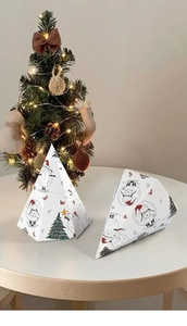 Détails de boîtes cadeaux de Noël en pyramide avec illustrations de moutons dessinées