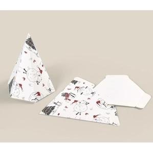 Vue détaillée de boîtes cadeaux pyramides de Noël avec motifs de moutons et de fêtes