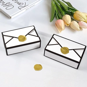 Boîte de mariage minimaliste blanche avec lignes noires et sceau en cire doré