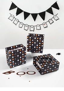 Detalle de bolsas de papel de Halloween con estampados de fantasmas, calabazas y asas