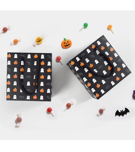 Detalle de dos bolsas de regalo negras de Halloween con patrones de fantasmas y calabazas
