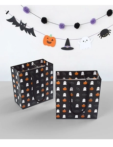 Detalle de bolsas de regalo de Halloween con estampado de fantasmas y calabazas negras