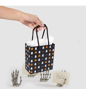 Detalle de bolsa de regalo de Halloween con fantasmas y calabazas y asas de cuerda negra