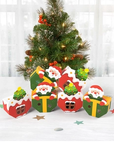 Detailansicht der Weihnachtsmann- und hausförmigen Geschenkboxen mit Sternenausschnitten