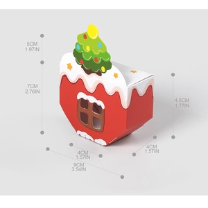 Details der 12cm roten weihnachtlichen Süßigkeitenbox in Hausform mit Tannenbaum-Spitze