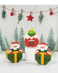 Detailansicht festlicher Weihnachtsmann-Geschenkboxen mit Stern-Ausschnitten im Schnee