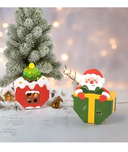 Weihnachtsgeschenkboxen in Hausform mit Sternenfenster und Rentier-Motiven im Schnee