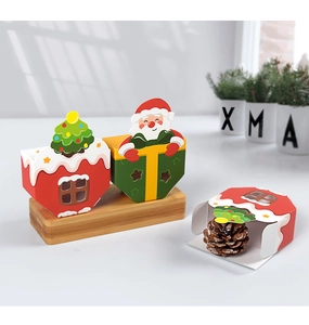 DIY Weihnachtsgeschenkboxen mit rotem Schneehaus und grünem Weihnachtsmann-Design