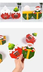 Detailansicht der Weihnachtsmann-Süßigkeitenboxen mit dekorativen Hohlmotiven oben