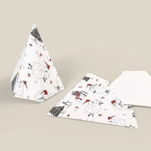 Boîtes cadeaux en forme de sapin de Noël avec illustrations festives colorées