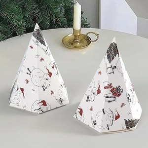 Boîtes cadeaux en forme de sapin de Noël pyramide avec motifs de moutons mignons