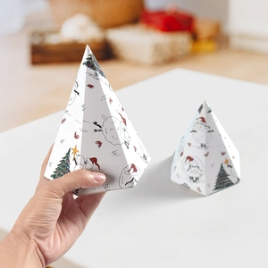 Boîtes cadeaux en forme de sapin de Noël avec motifs mignons en deux tailles variées